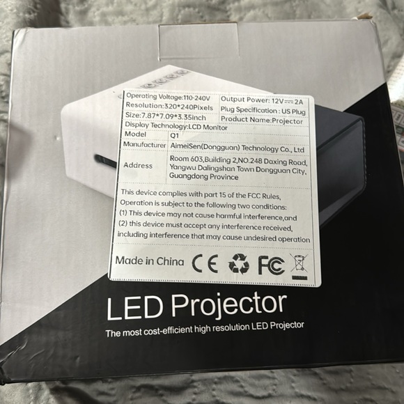 LED Projector new in the box - Picture 2 of 4